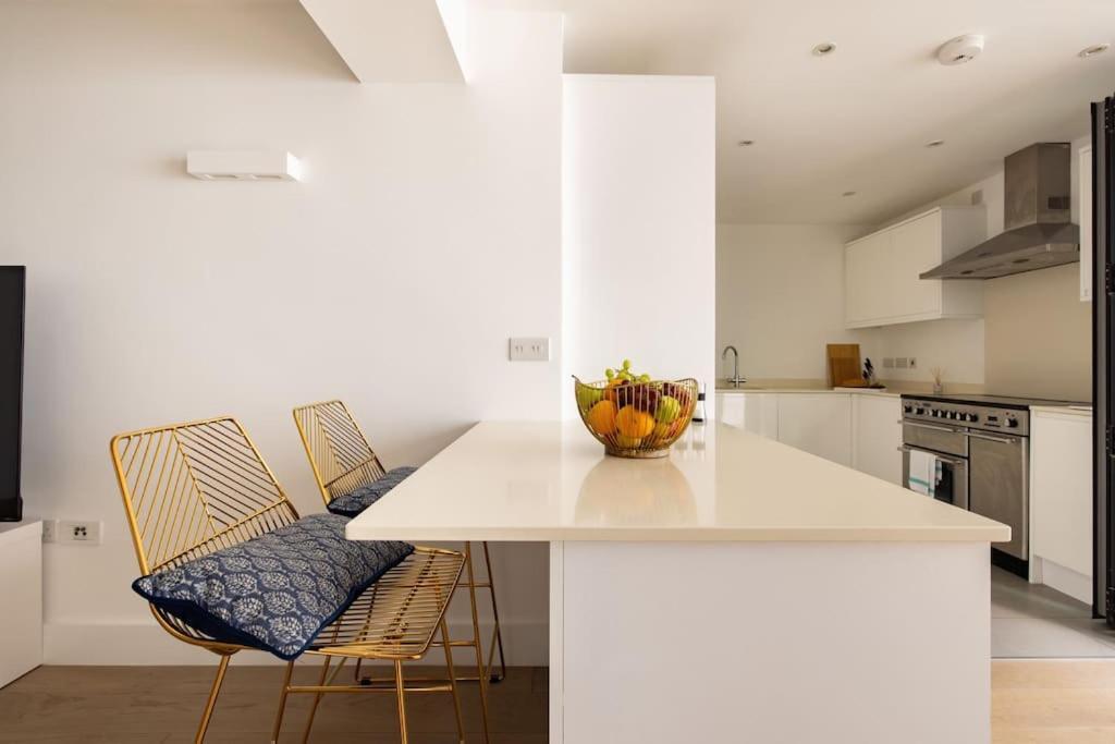 Wild Roses Serviced - Borough Apartamento *