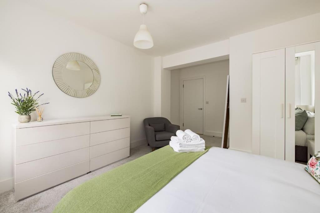 Wild Roses Serviced - Borough Apartamento *